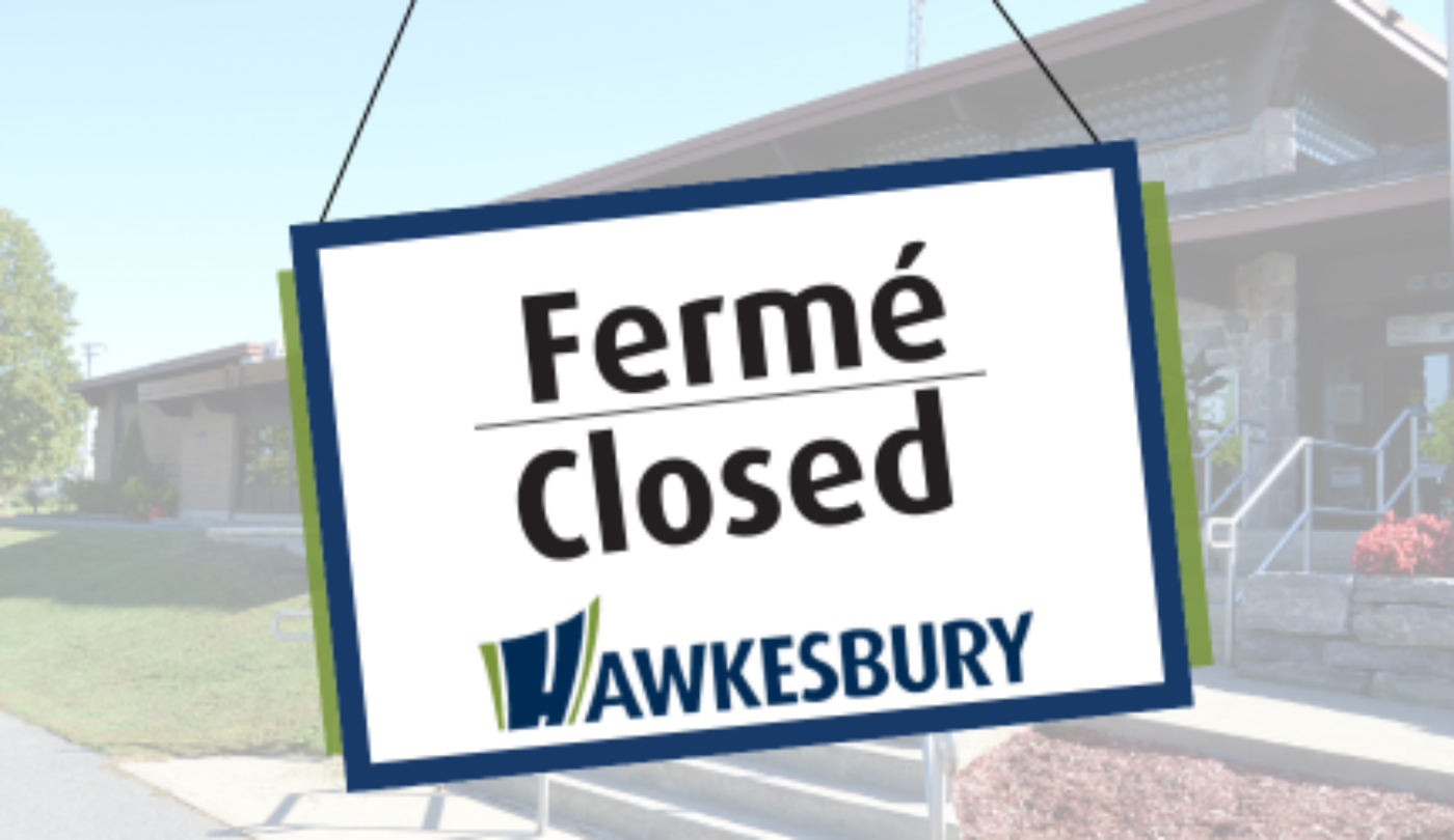 Photo of Hawkesbury Town Hall with a sign indicating “Fermé/closed”
