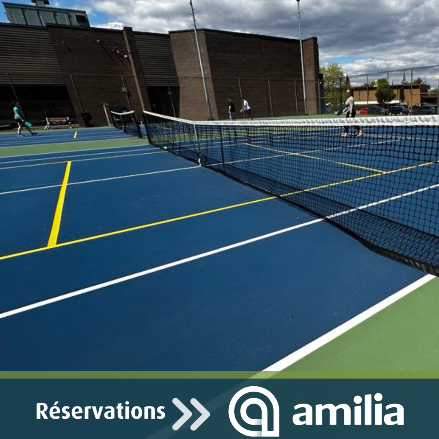 Photo des terrains de tennis extérieurs de la Ville de Hawkesbury avec le logo de la plateforme Amilia pour réserver.