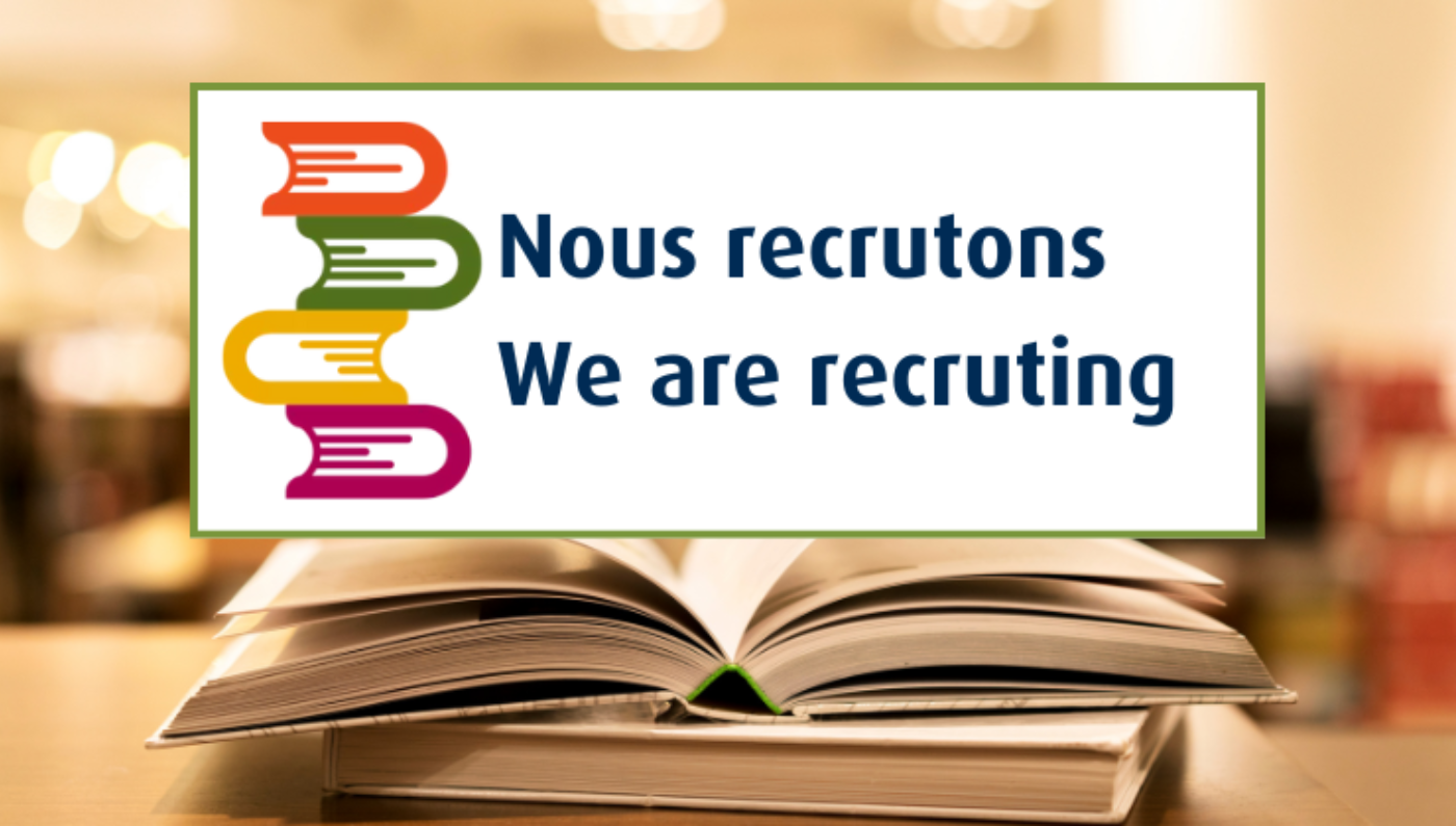 Photo générique d'une bibliothèque avec un écriteau avec le logo de la bibliothèque de Hawkesbury qui indique ''Nous recrutons/we are recruting''
