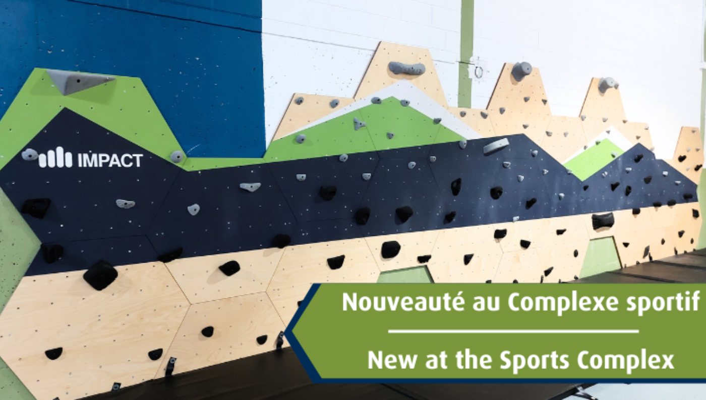 Photo of the climbing wall at the Hawkesbury Sports Complex with a sign reading “Nouveauté au Complexe sportif/New at the Sports Complex”.